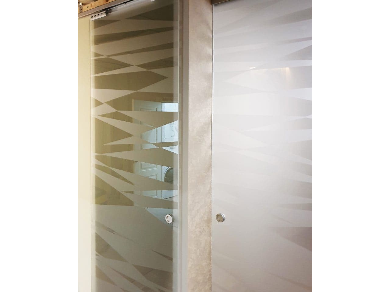 hanging-type-door-with-bronze-colored-glass Дверь подвесного типа с бронзовым цветом стекла