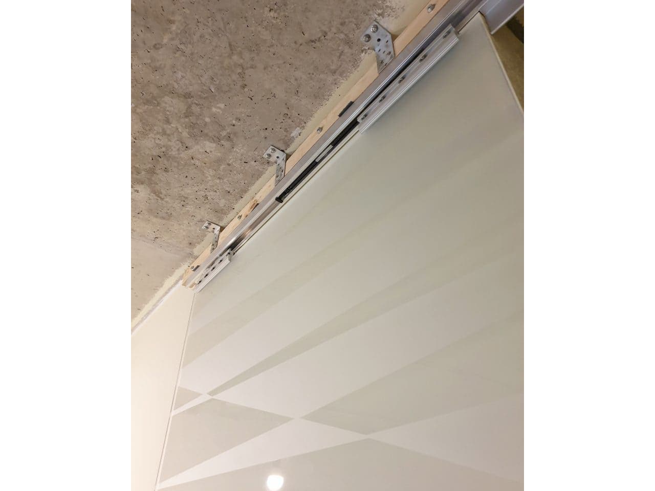 Дверь подвесного типа с матовым цветом стекла