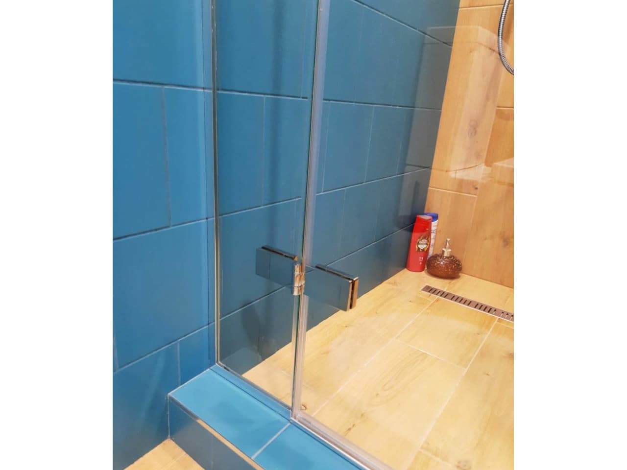 hinge-of-hinged-shower-screen-in-chrome Петля распашной перегородки в душ хромированного цвета