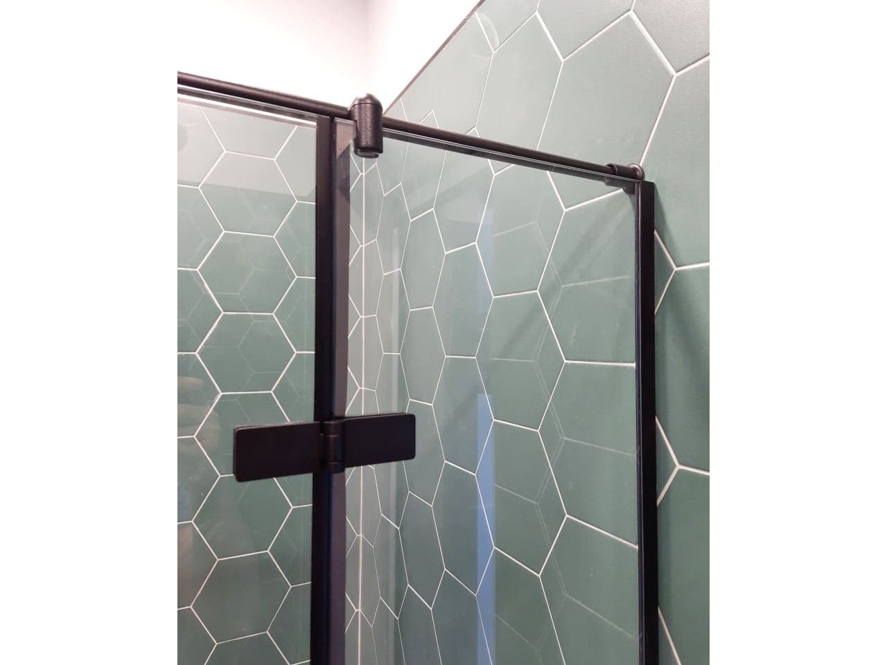 hinges-for-a-shower-tight-corner-without-a-tray-photo Петли для душевого герметичного угла без поддона фото