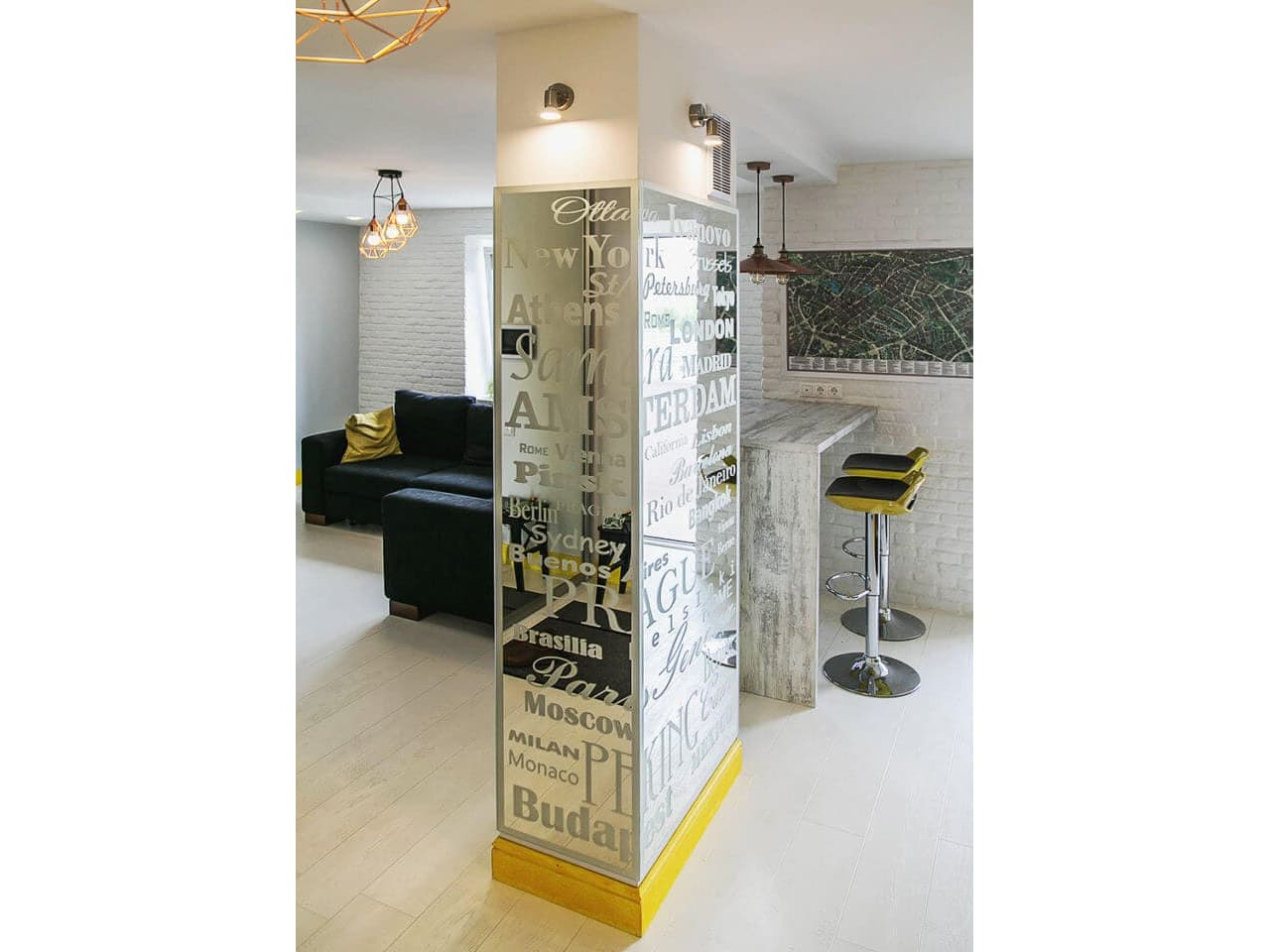 interior-glass-column-with-frosted-pattern Интерьерная стеклянная колона с нанесением матового рисунка