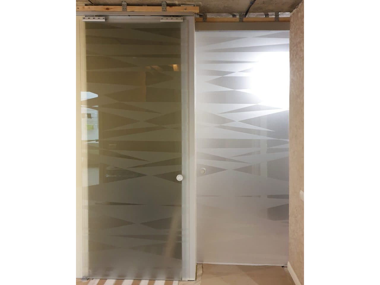 interior-glass-door-in-the-niche-suspended Межкомнатная стеклянная дверь в нишу подвесная