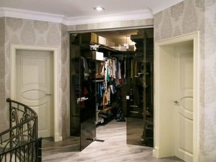 Межкомнатная перегородка с бронзовым цветом стекла