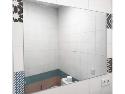 Большое прямоугольное зеркало в санузел фото