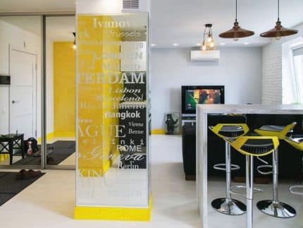 Зеркальная колона с нанесенным текстом фото