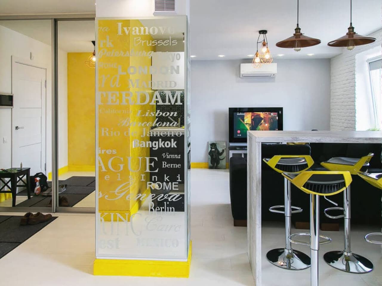 mirror-column-with-printed-text-photo Зеркальная колона с нанесенным текстом фото