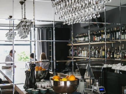 Зеркальное панно на стену из стеклянной плитки фото