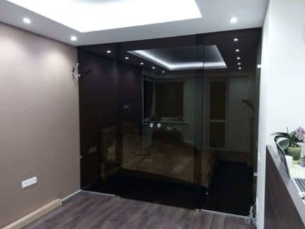 Перегородка для комнатной зоны с бронзовым цветом стекла