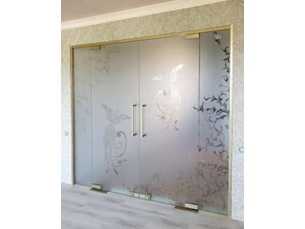 Маятниковая стеклянная перегородка с золотым цветом фото