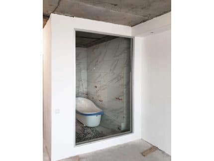 Стационарная герметичная перегородка в ванную из стекла фото