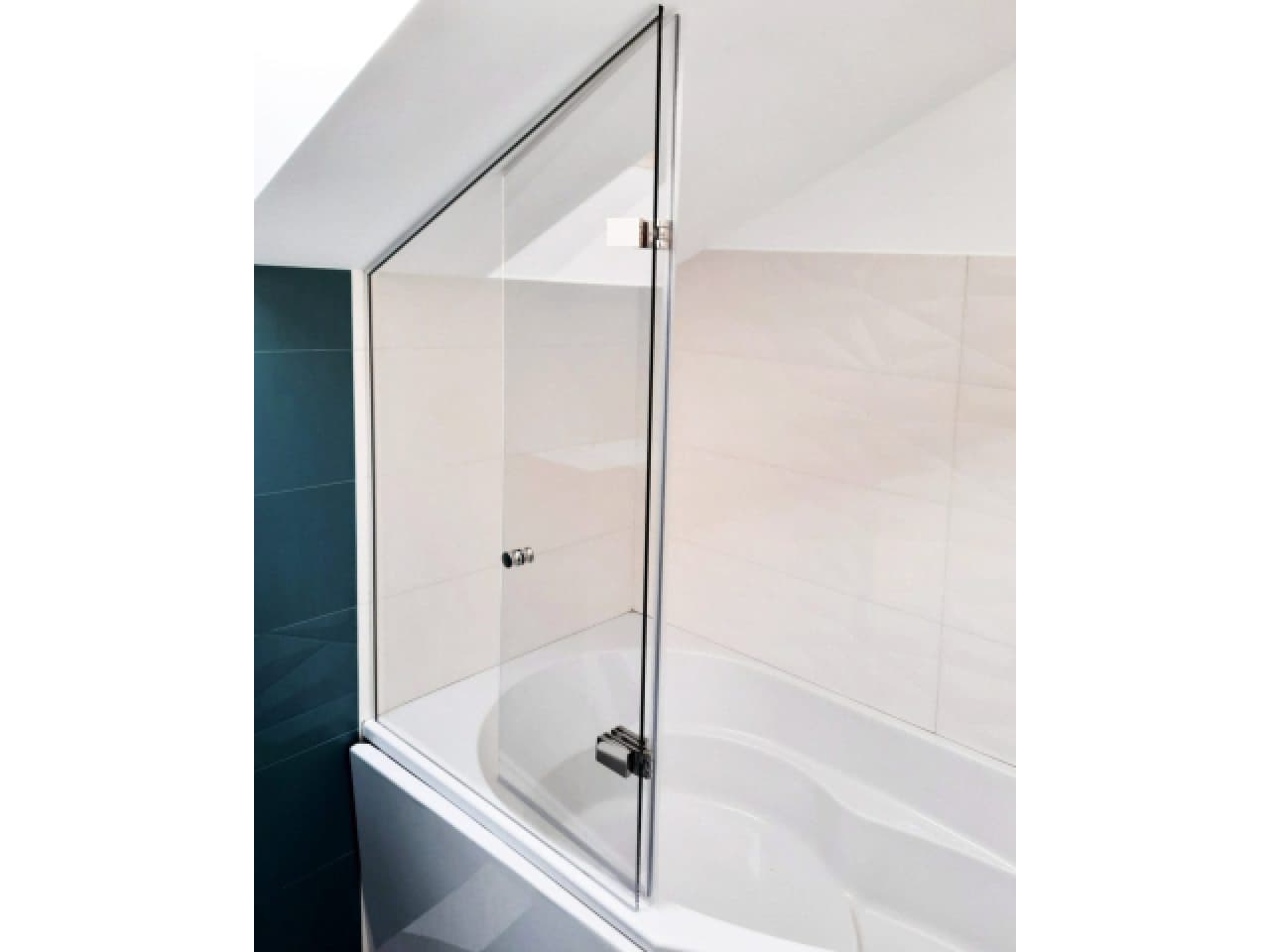 photo-of-the-glass-curtain-swing-open Фото распашной стеклянной шторки в открытом виде