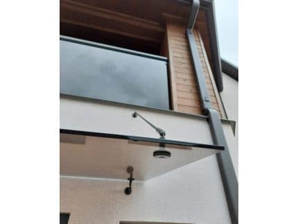 Фото креплений стеклянного козырька