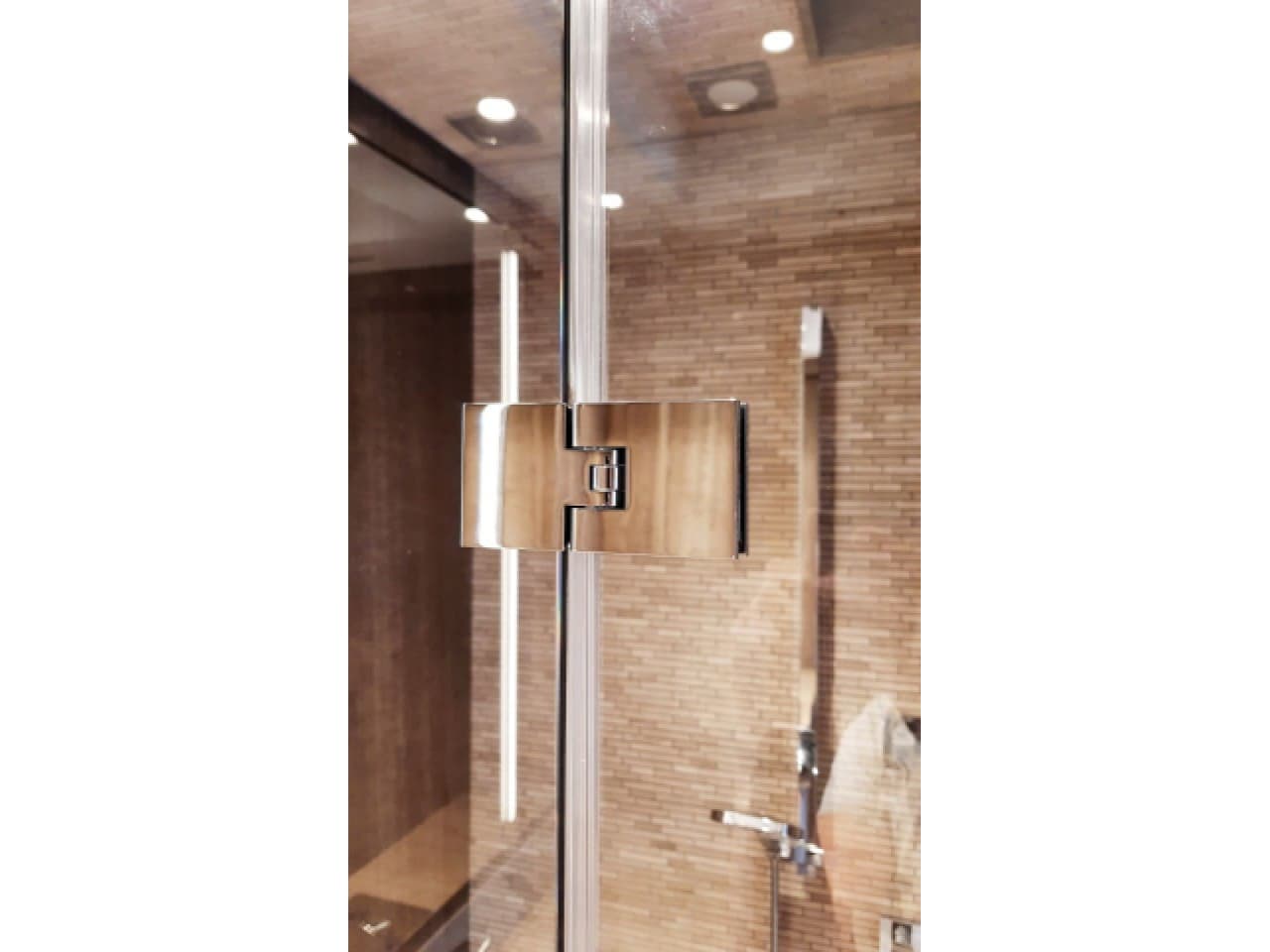 photo-of-the-hinge-for-a-swing-door Фото петлей для двери распашного типа