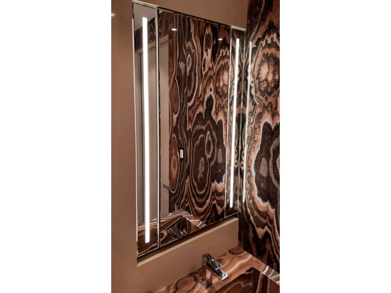 rectangular-bathroom-mirror-with-led-lighting Прямоугольное зеркало в ванную со светодиодной подцветкой