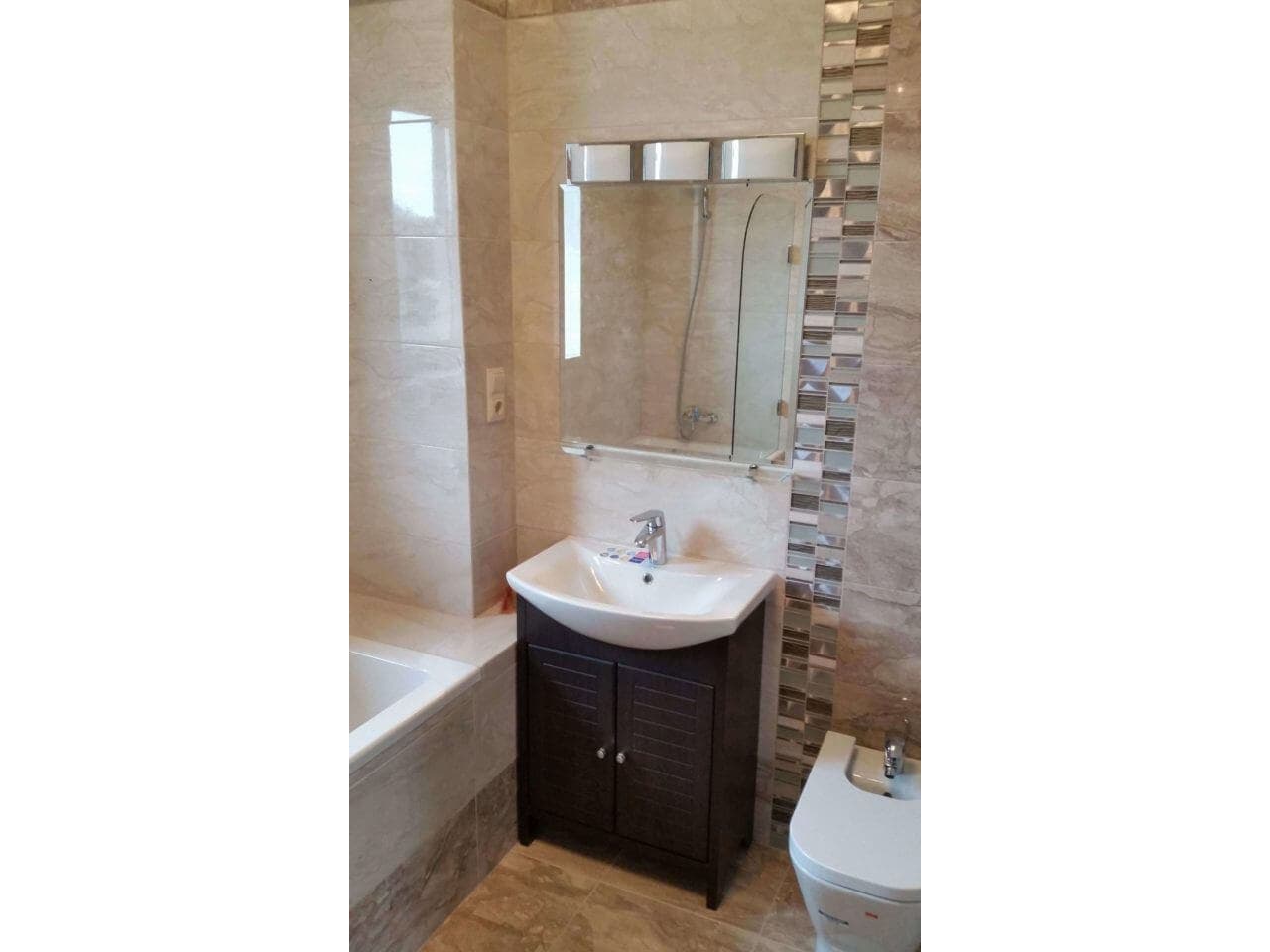 rectangular-bathroom-mirror-with-one-shelf Зеркало прямоугольное в ванную с одной полкой