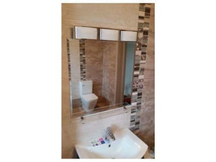 Прямоугольное зеркало над раковиной фото