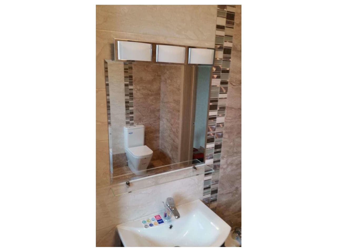 rectangular-mirror-over-the-sink-photo Прямоугольное зеркало над раковиной фото