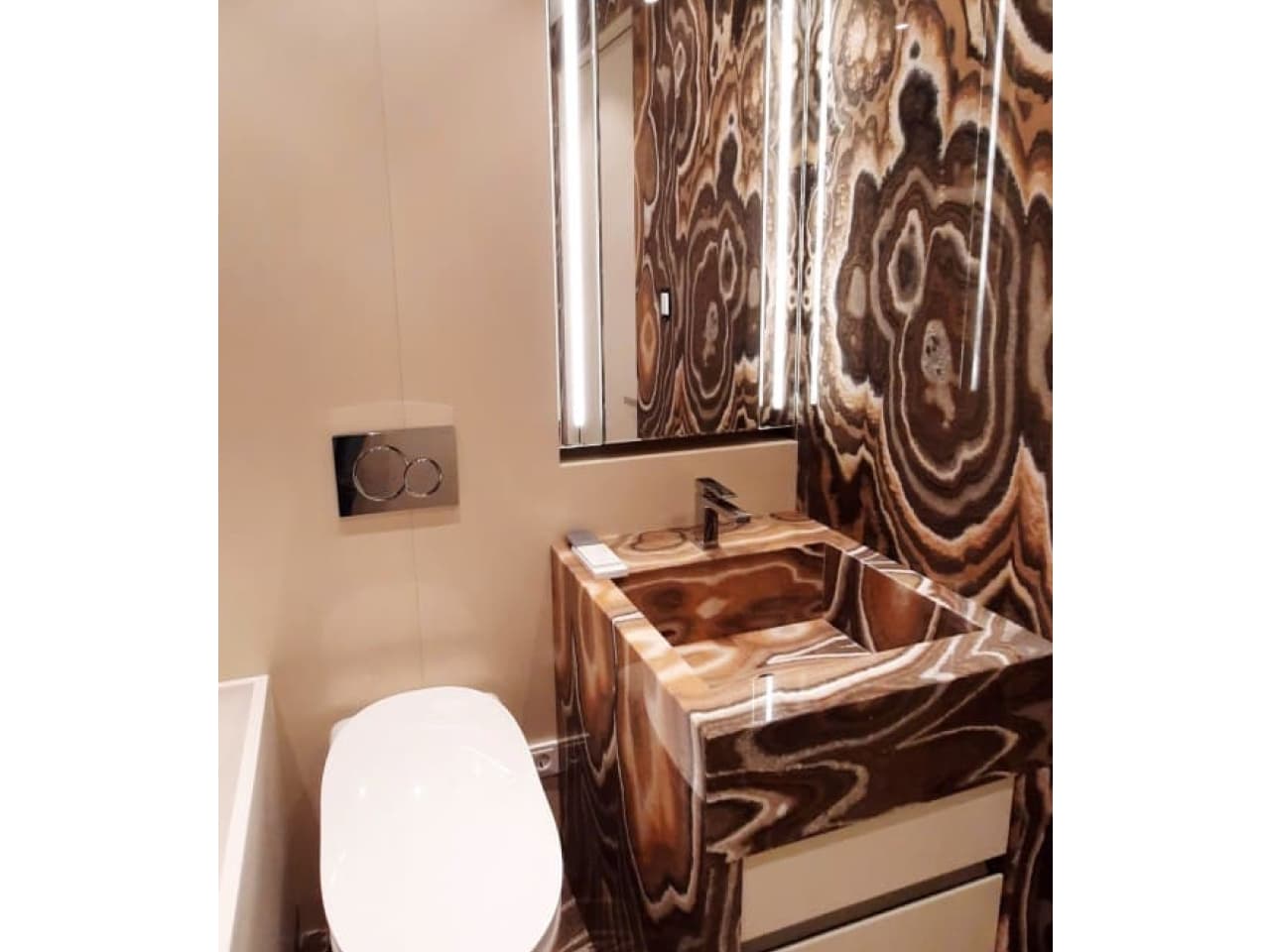 rectangular-mirror-with-backlighting-photo Прямоугольное зеркало с подсветкой фото