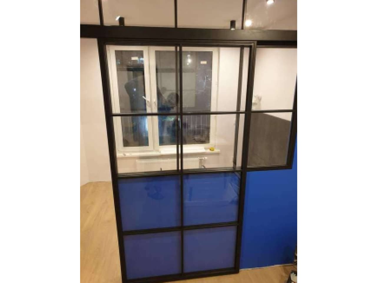 room-divider-made-of-clear-glass Перегородка для разделения комнат из прозрачного стекла