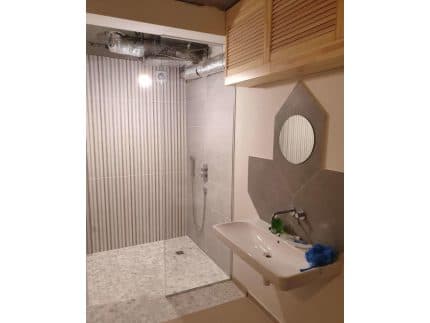 Круглое зеркало на раковину в ванной