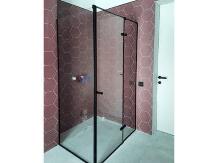 Уголок душевой из осветленного стекла с черным профилем фото