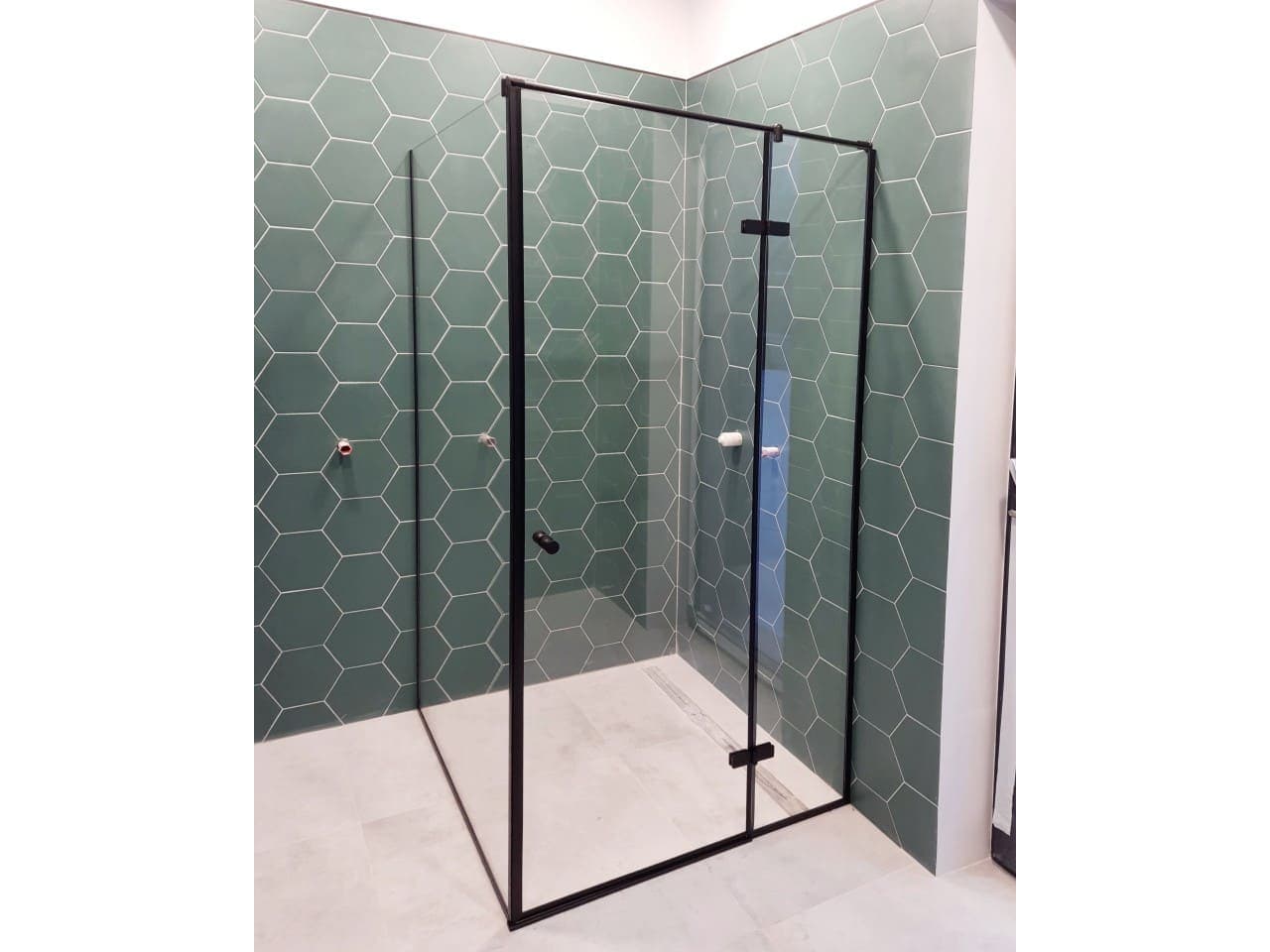 shower-corner-made-of-clarified-glass-in-black-profile-color Душевой угол из осветленного стекла черного цвета профиля