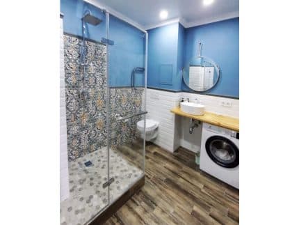 Душевой уголок с хромированным цветам профиля распашной фото