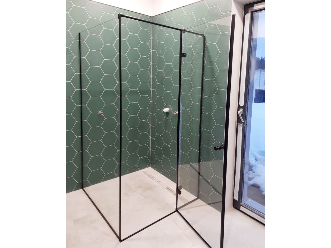 shower-enclosure-with-open-hinged-door-image Душевой уголок с открытой распашной дверью изображение