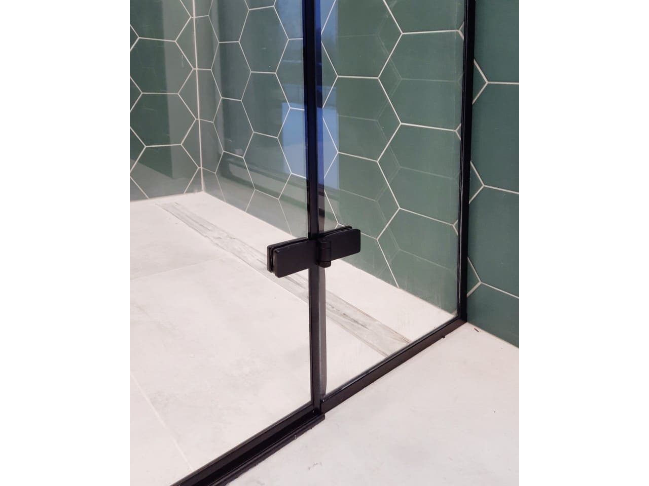 shower-enclosure-without-shower-tray-with-floor-mounting-fot Душевой уголок без поддона с креплением на пол фото