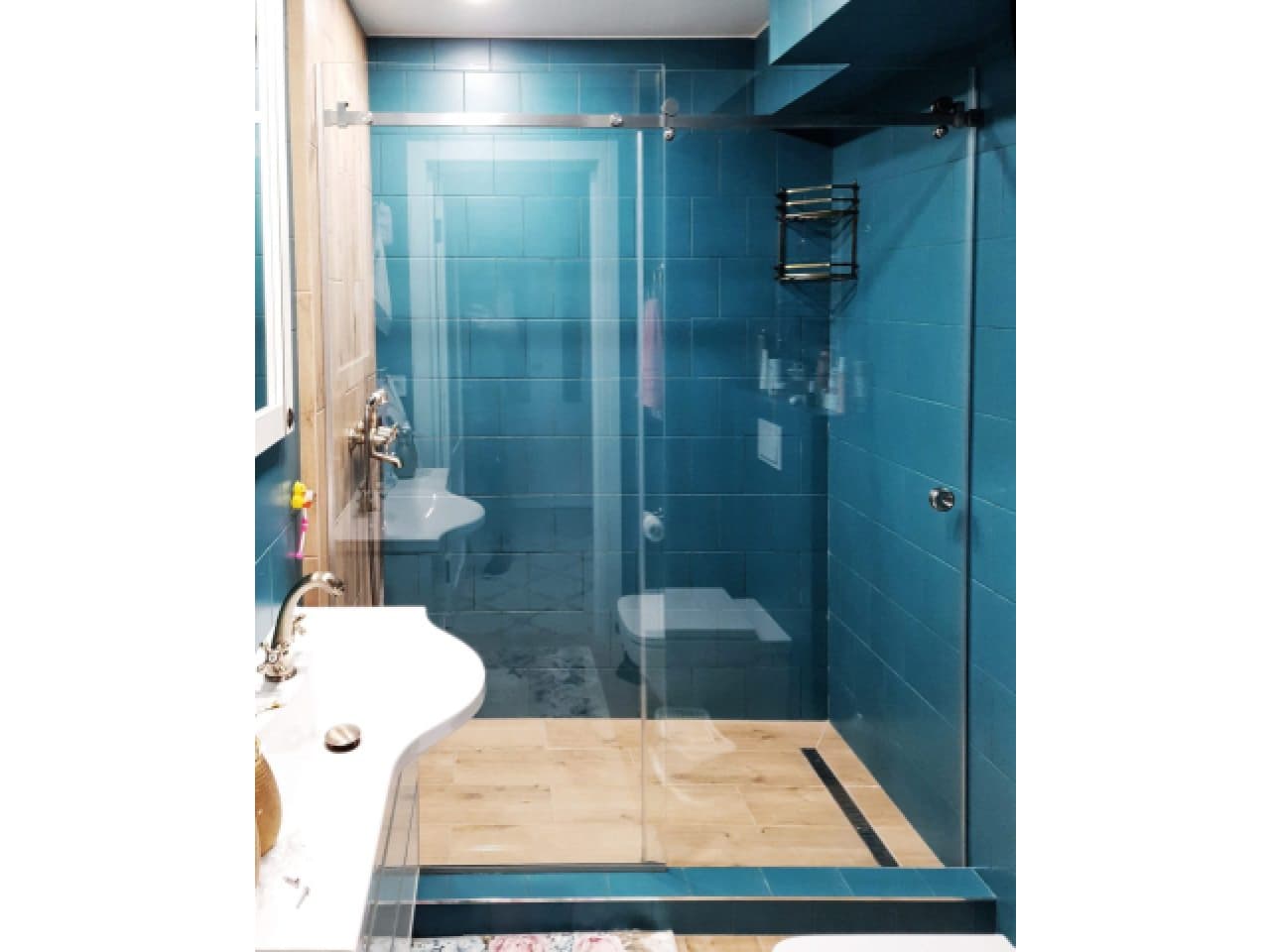 shower-glass-sliding-shower-enclosure-photo Душевое стеклянное ограждение раздвижного типа фото