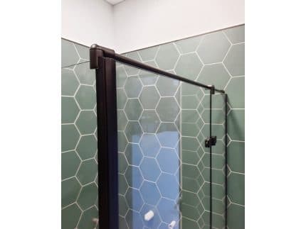 Душевая перегородка с черным профилем прозрачная фото