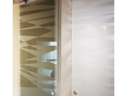 Одинарная раздвижная дверь откатного типа в дом