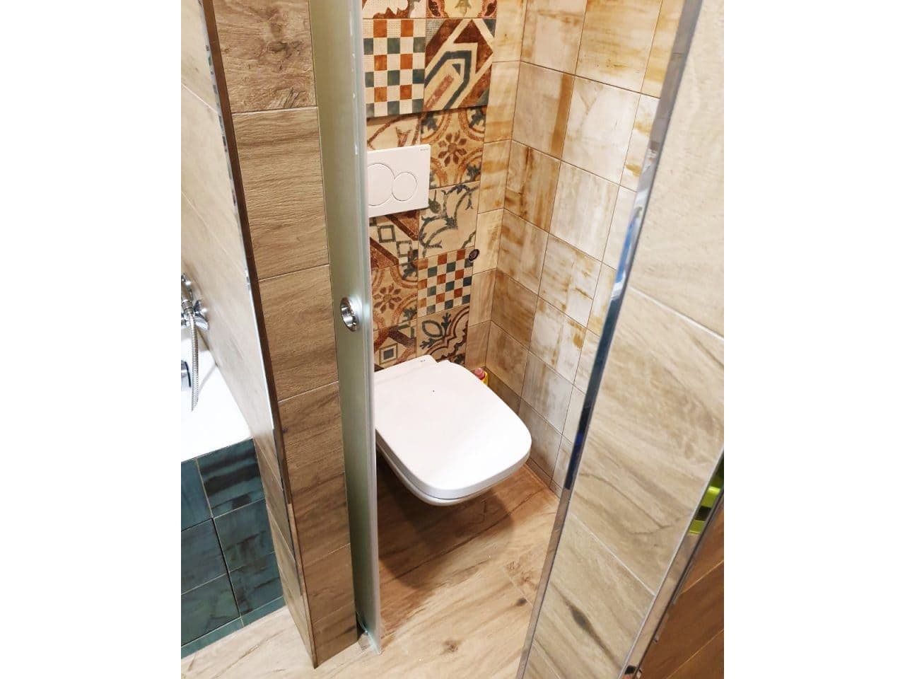 sliding-glass-door-in-the-bathroom-suspended-type-photo Раздвижная стеклянная дверь в санузел подвесного типа фото