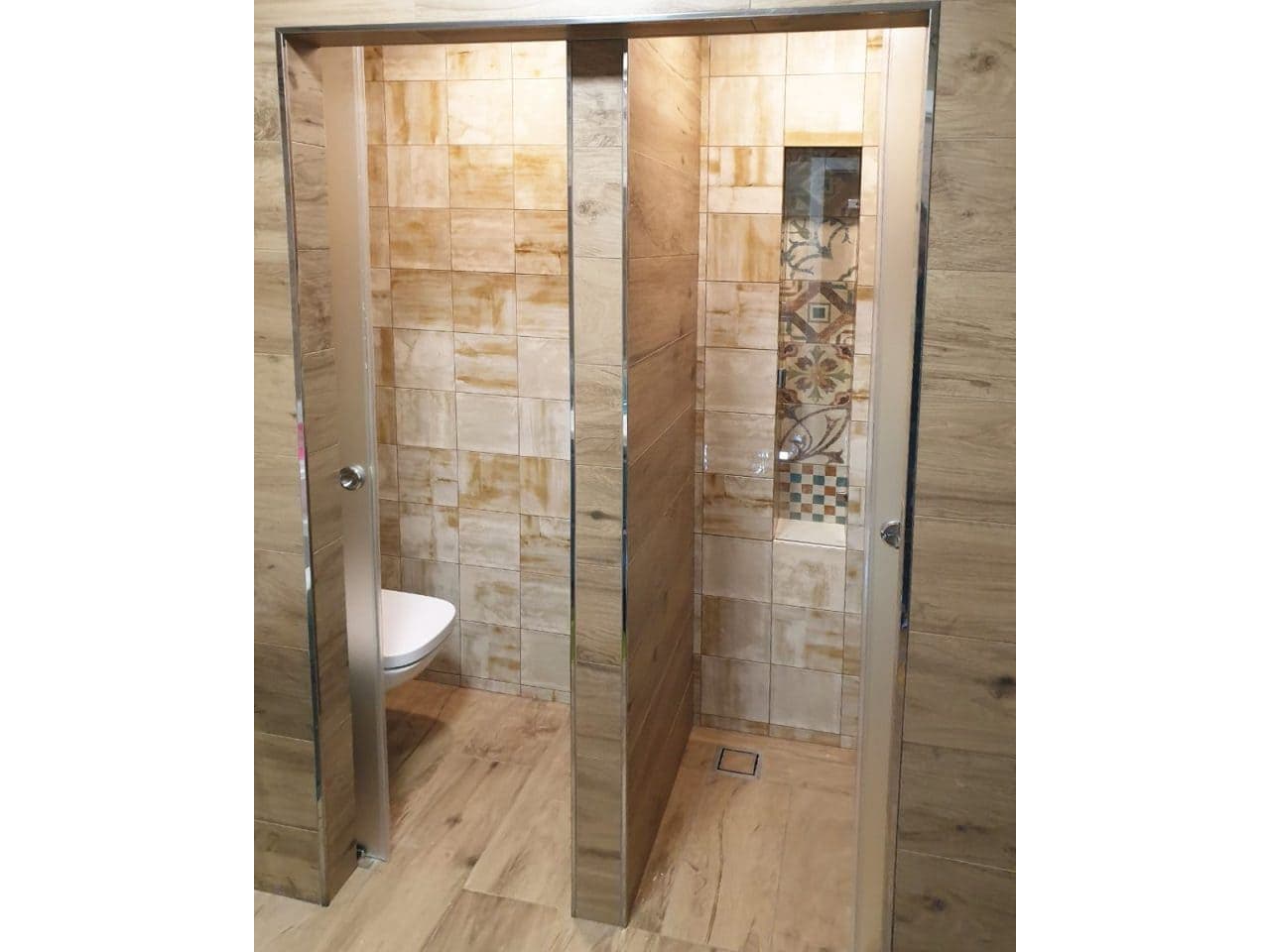 sliding-glass-door-to-the-toilet-niche Раздвижная стеклянная дверь в нишу для туалета