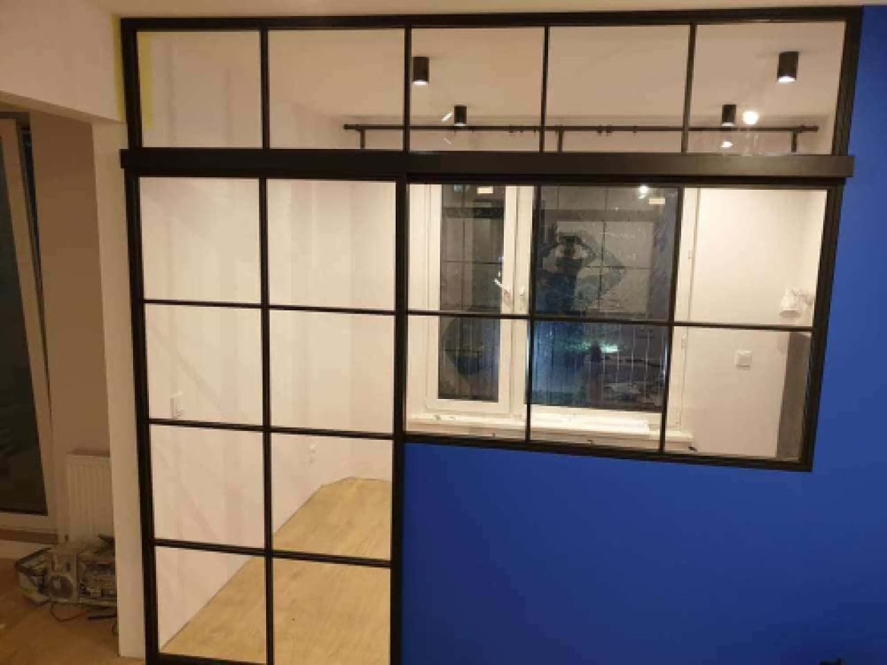 sliding-partition-of-a-loft-style-room-made-of-glass Раздвижная перегородка комнаты в стиле loft из стекла