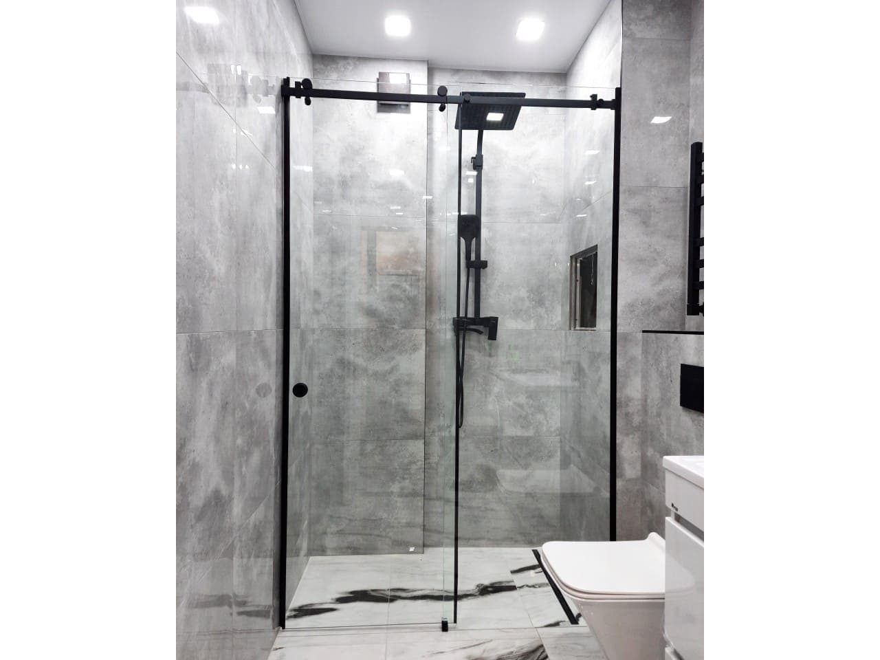 sliding-shower-door-in-a-niche-with-black-profile-color Раздвижная душевая дверь в нишу с черным цветом профиля