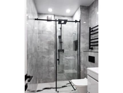 Раздвижная перегородка душевая с черным профилем фото