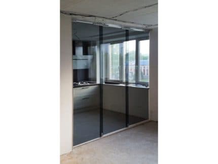 Раздвижная телескопическая перегородка из стекла фото