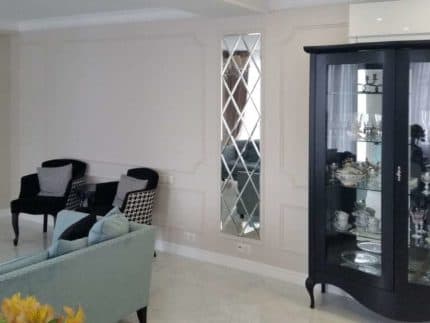 Интерьерное панно небольших размеров из стеклянных ромбов