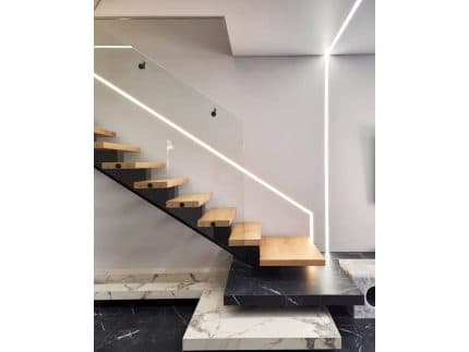 Ограждение лестницы из прозрачного стекла на точках