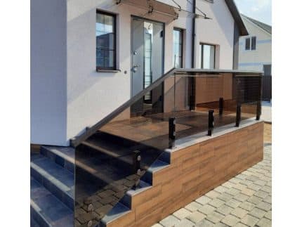 Ограждение лестницы на мини стойках стеклянное фото