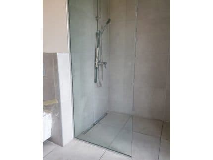 Стационарная стеклянная перегородка для душа прозрачная фото