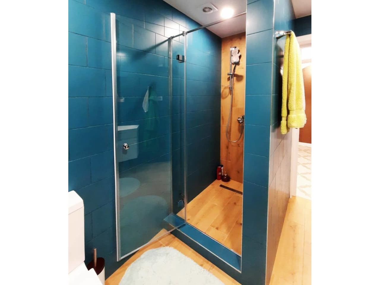 swinging-partition-to-the-shower-niche-transparent-photo Распашная перегородка в душевую нишу прозрачная фото