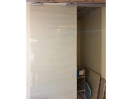 Межкомнатная дверь из закаленного стекла одностворчатая