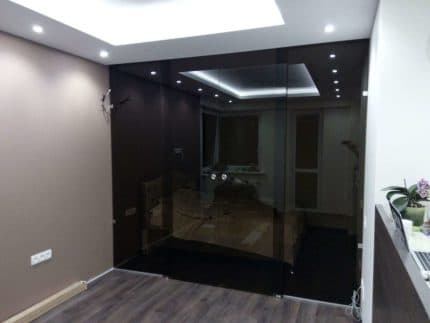 Тонированная перегородка комнат из закаленного стекла фото